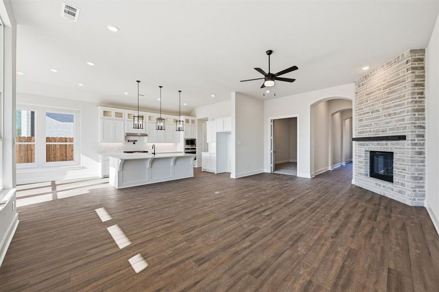 Spacious, unfurnished interior of a new home in Dove Hollow, Waxahachie (Image 16).
