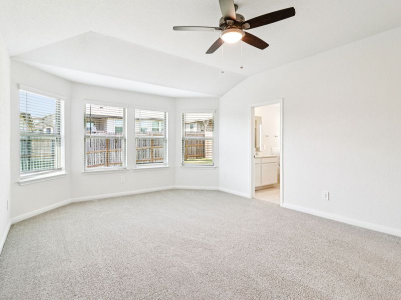 Spacious, unfurnished interior of a new home in Lark Canyon, New Braunfels (Image 26).