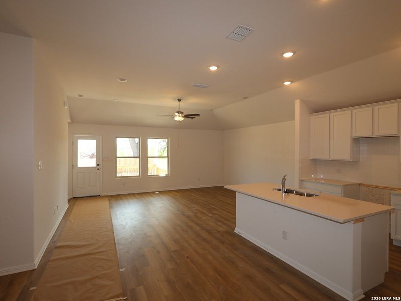 Spacious, unfurnished interior of a new home in Cinco Lakes, San Antonio (Image 19).