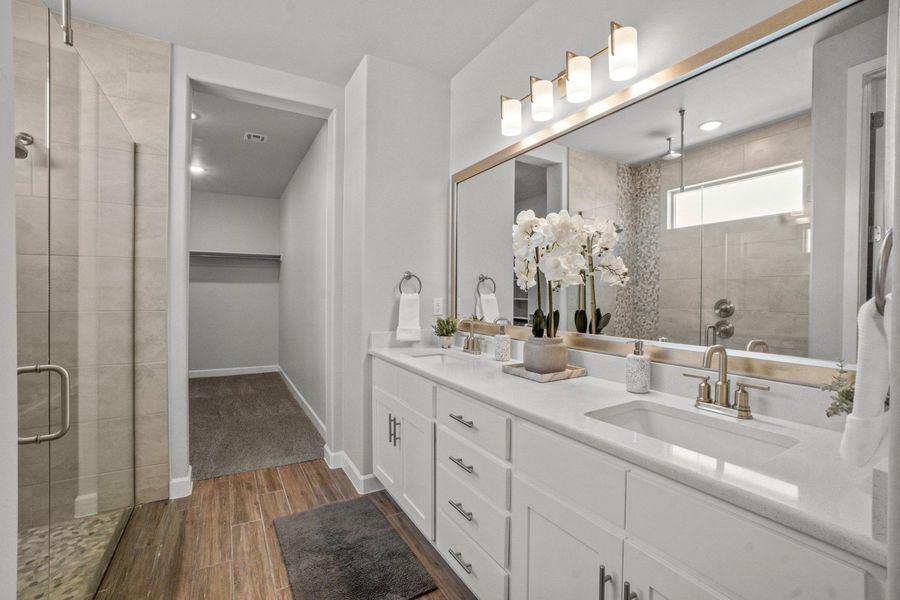 Representative furnished interior of a home built from the Capitan by Hakes Brothers in Hillside Park, El Paso (Image 28).