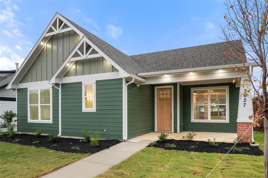 Craftsman inspired home with a front lawn