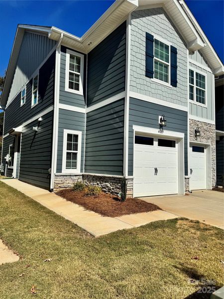 Exterior details and patio area of a home in Pine Trace, Gastonia (Image 3).