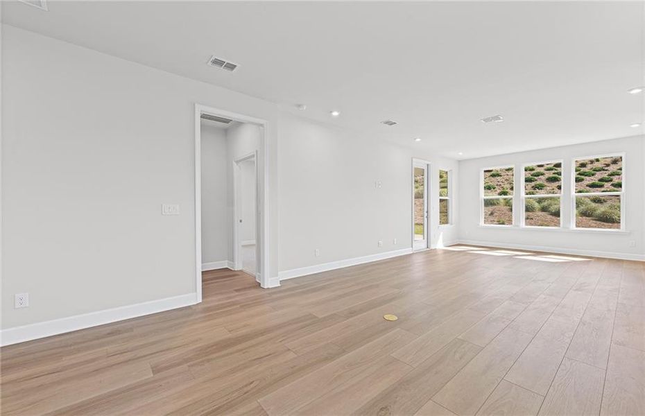 Spacious, unfurnished interior of a new home in Del Webb at Lake Oconee, Greensboro (Image 19).