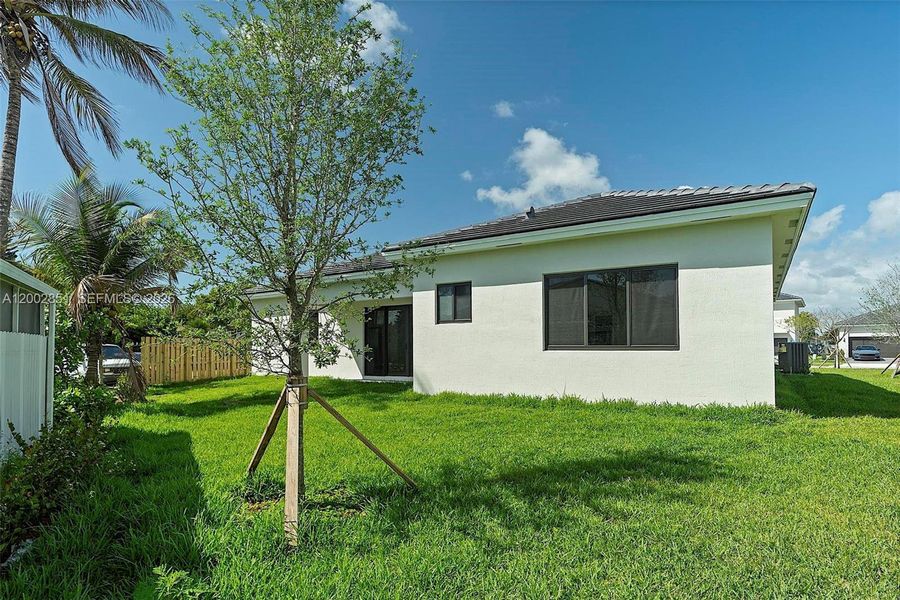 Exterior details and patio area of a home in , Cutler Bay (Image 3).
