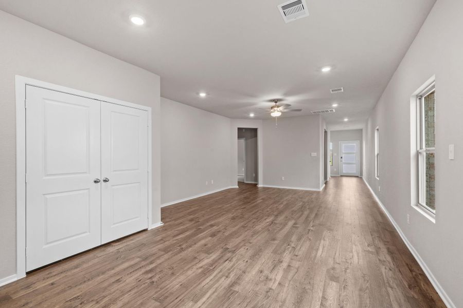 Spacious, unfurnished interior of a new home in Creekhaven, Rosharon (Image 13).