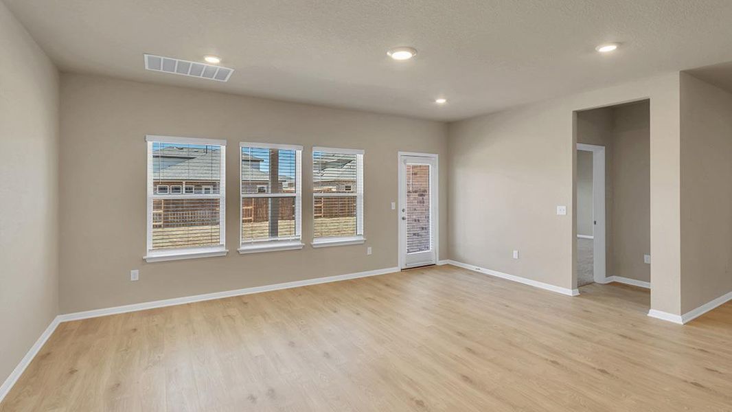 Spacious, unfurnished interior of a new home in Bar W Ranch, Leander (Image 18).