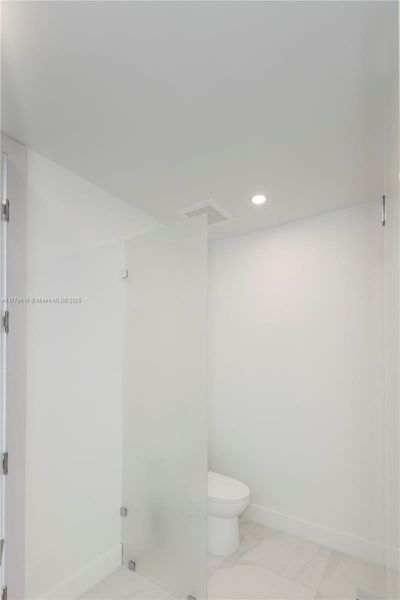 Spacious, unfurnished interior of a new home in , Sunny Isles Beach (Image 8).