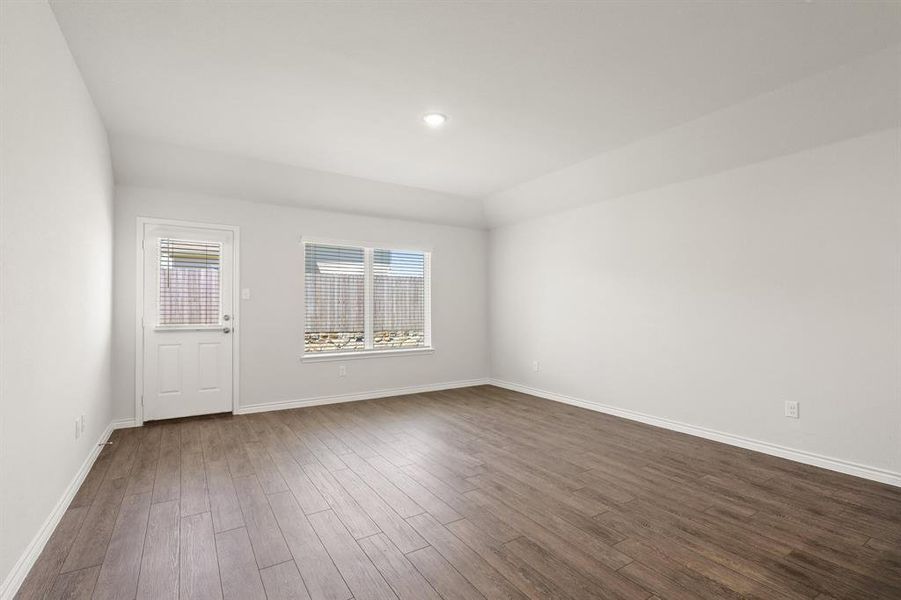 Spacious, unfurnished interior of a new home in Sycamore Landing, Fort Worth (Image 13).