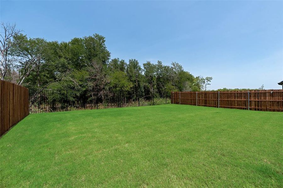 Exterior details and patio area of a home in Mercer Meadows, Royse City (Image 3).