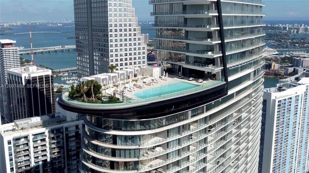 Condo located in Miami, FL showcasing its design and architecture (Image 22).