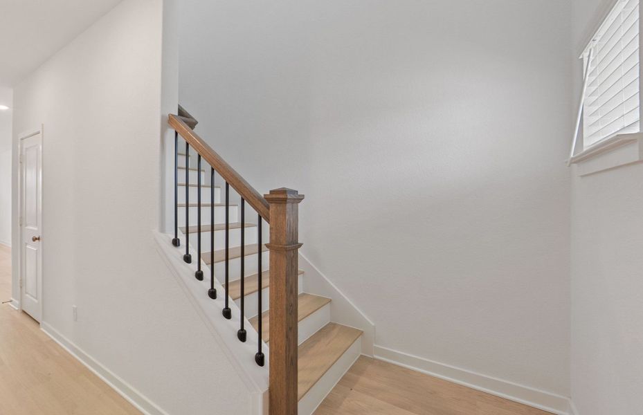 Spacious, unfurnished interior of a new home in Sunfield, Buda (Image 43).