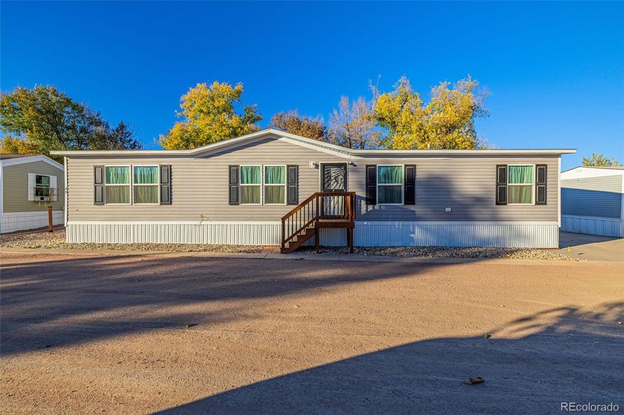 Exterior details and patio area of a home in , Cañon City (Image 2).