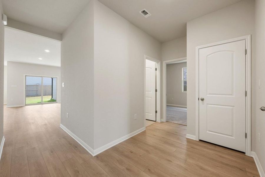 Photos are representative images and renderings for illustrative purposes only. Actual structural options and design images of the home may vary.