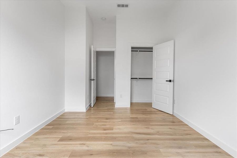 Spacious, unfurnished interior of a new home in , Dallas (Image 8).