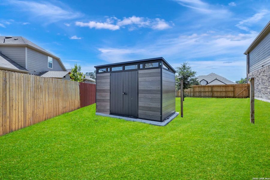 Exterior details and patio area of a home in Davis Ranch, San Antonio (Image 3).