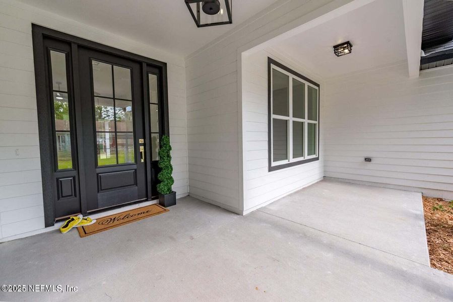 Exterior details and patio area of a home in , Starke (Image 4).