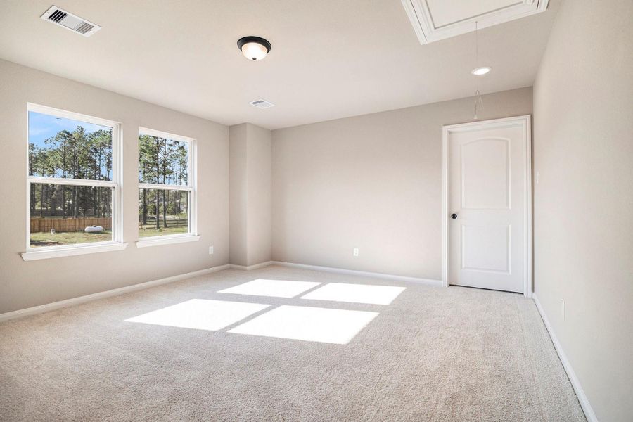 Spacious, unfurnished interior of a new home in Deer Pines, Conroe (Image 11).