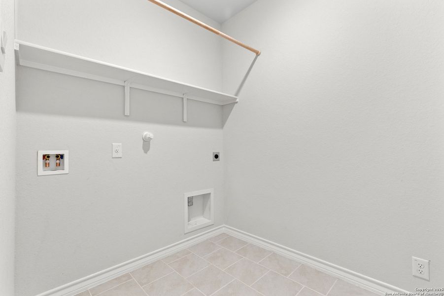 Spacious, unfurnished interior of a new home in Brookstone Creek, San Antonio (Image 29).