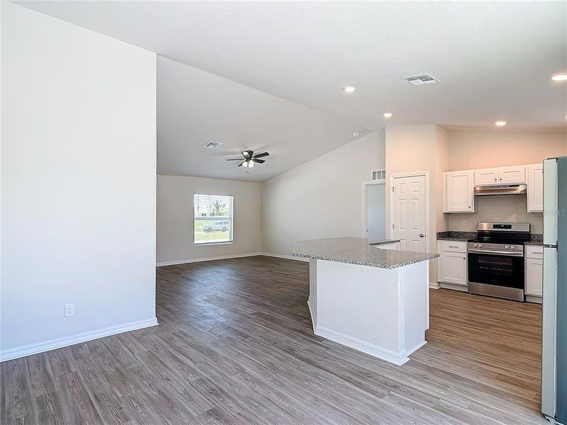 Spacious, unfurnished interior of a new home in , Cape Coral (Image 21).
