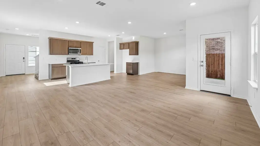 Spacious, unfurnished interior of a new home in Bar W Ranch, Leander (Image 16).