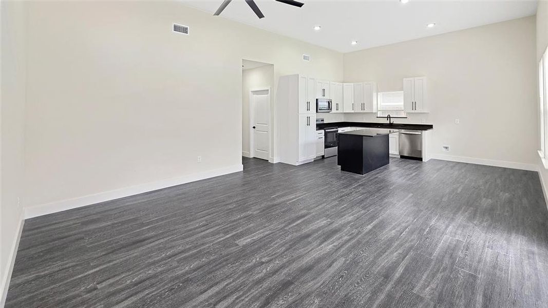 Spacious, unfurnished interior of a new home in , Mabank (Image 21).