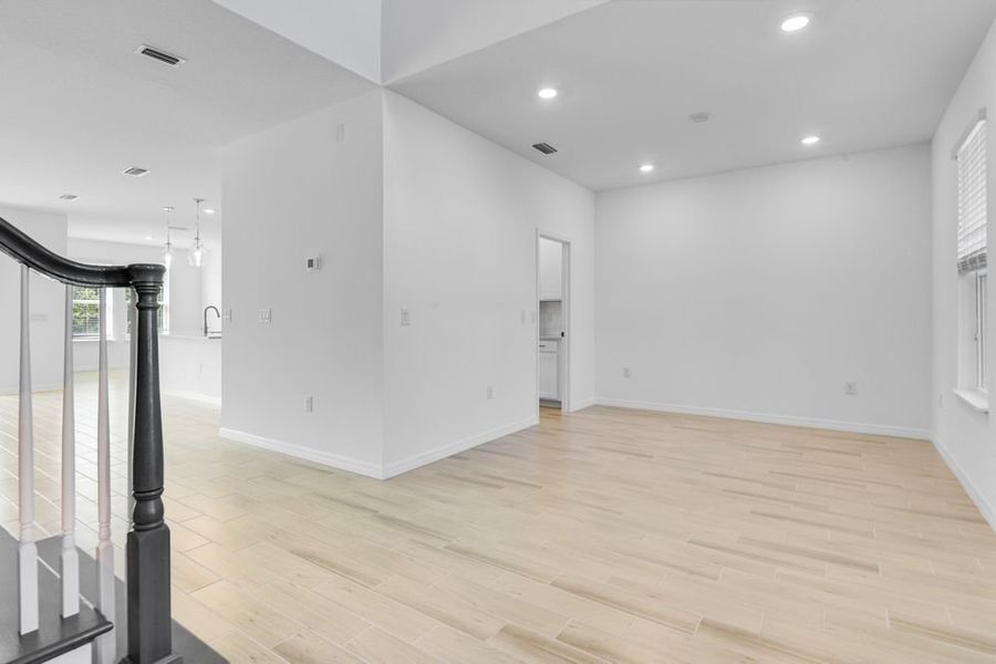 Spacious, unfurnished interior of a new home in Ardisia Park, New Smyrna Beach (Image 27).