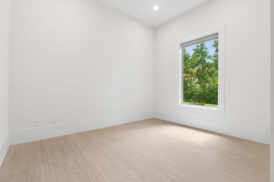 Spacious, unfurnished interior of a new home in , Tomball (Image 22).