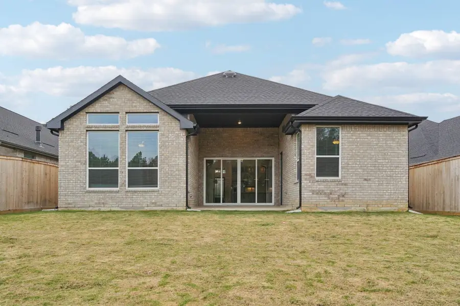 Exterior details and patio area of a home in Kresston, Montgomery (Image 28).