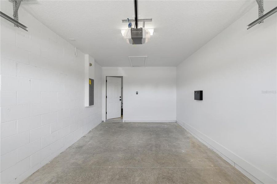 Spacious, unfurnished interior of a new home in , Ocala (Image 20).