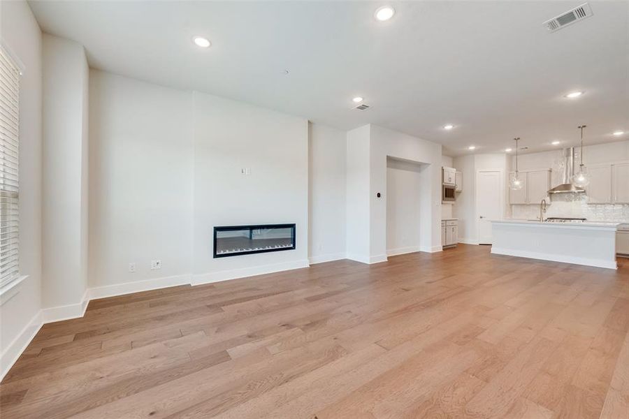 Spacious, unfurnished interior of a new home in Collin Creek, Plano (Image 13).