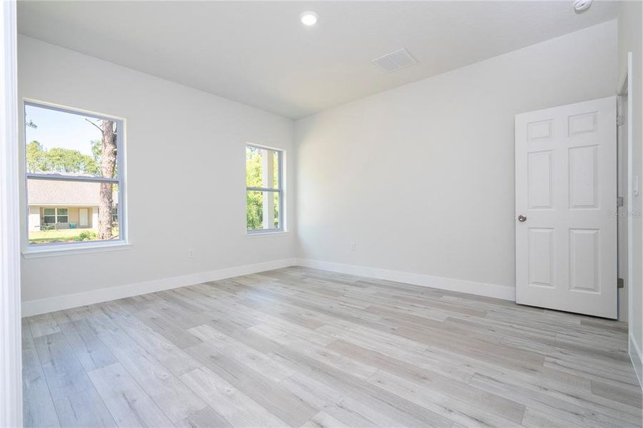 Spacious, unfurnished interior of a new home in , Citrus Springs (Image 33).