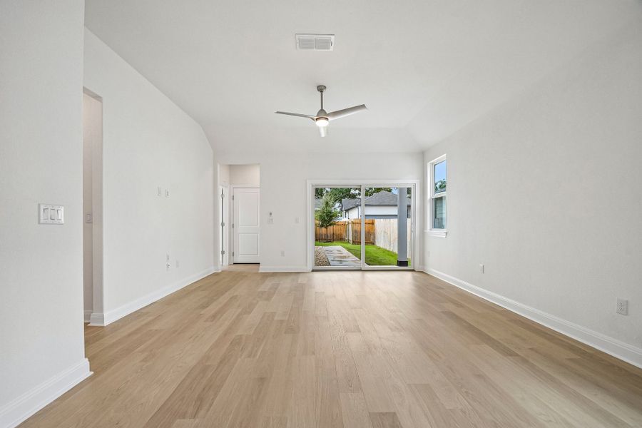 Spacious, unfurnished interior of a new home in Sage Hollow, Kyle (Image 12).