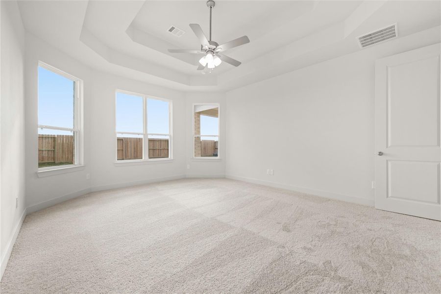 Spacious, unfurnished interior of a new home in Cross Creek West, Fulshear (Image 16).