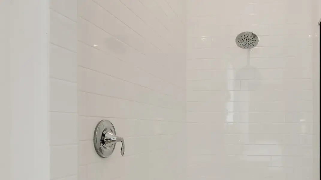 Pic EI Owner Bath Tile Surround F1