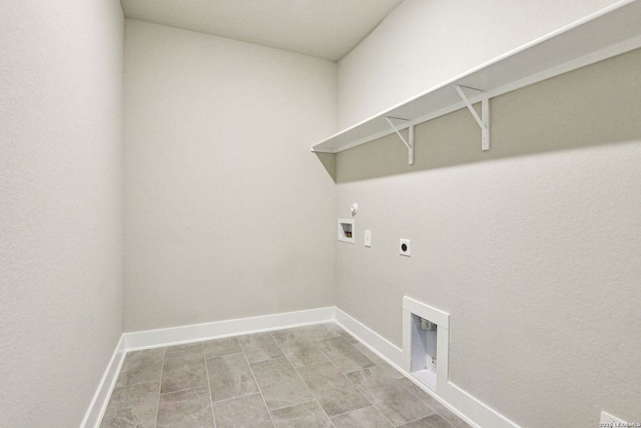 Spacious, unfurnished interior of a new home in Lark Canyon, New Braunfels (Image 35).