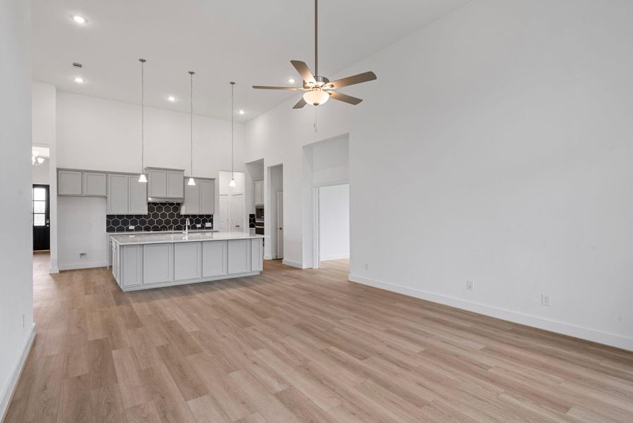 Spacious, unfurnished interior of a new home in Valencia 60', Manvel (Image 16).