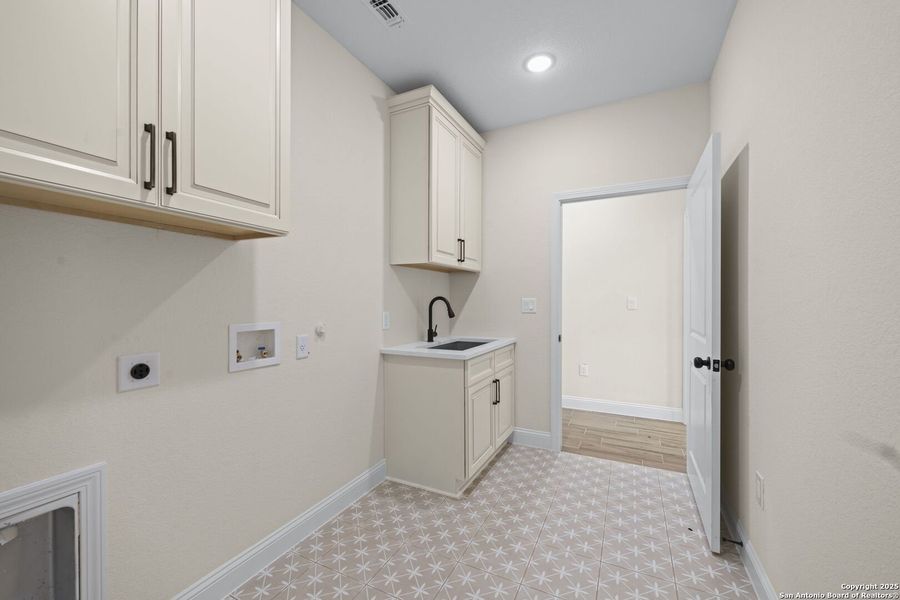 Furnished interior view inside a new home in , Floresville (Image 6).