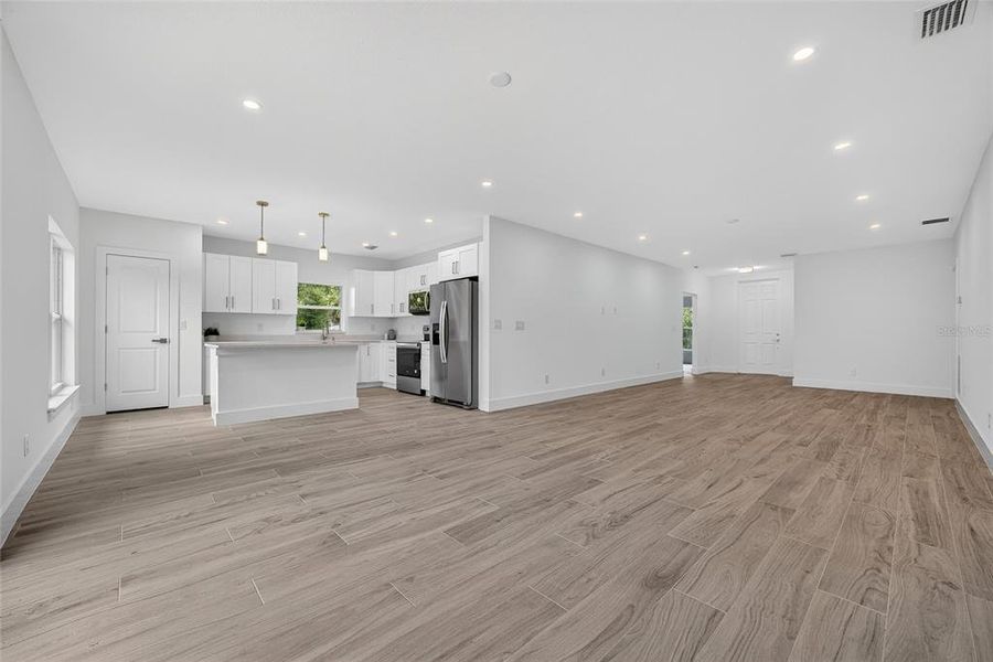 Spacious, unfurnished interior of a new home in , Port Charlotte (Image 20).