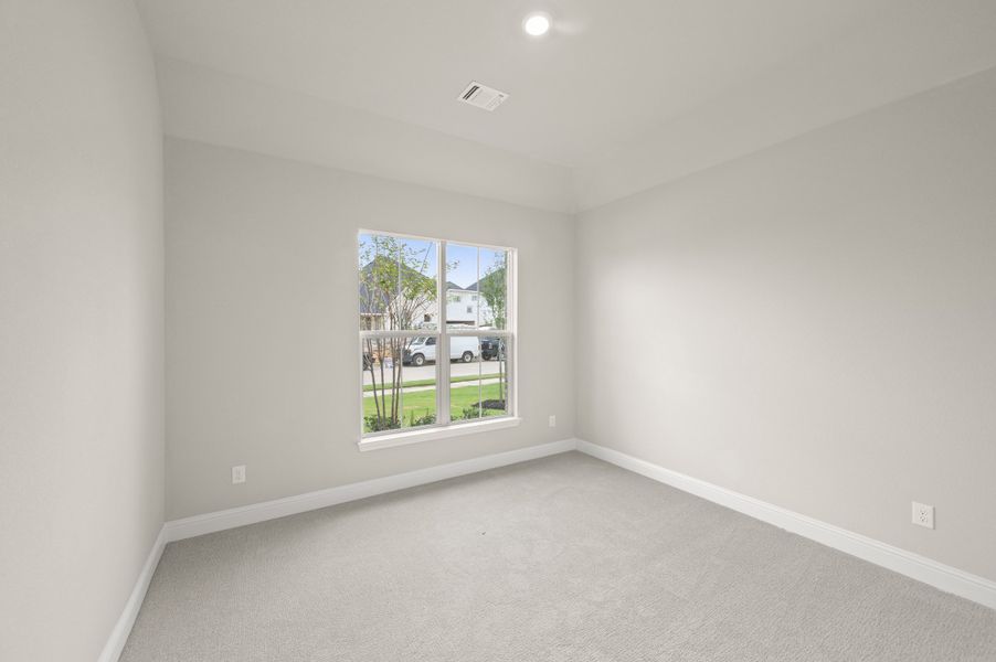 Spacious, unfurnished interior of a new home in Myrtle Creek, Waxahachie (Image 21).