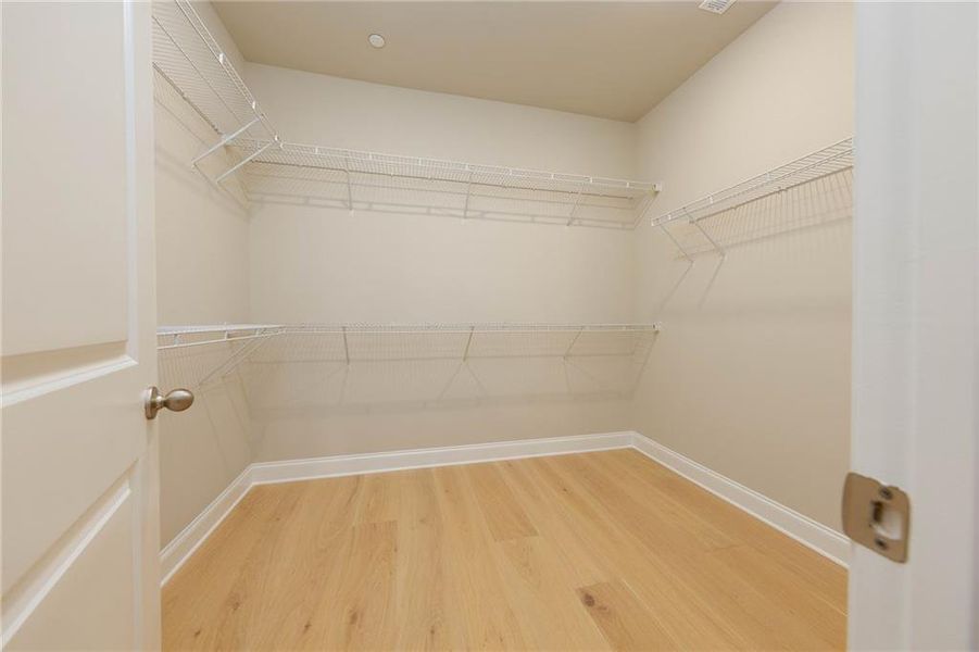 Spacious, unfurnished interior of a new home in Livingstone Park, Kennesaw (Image 24).