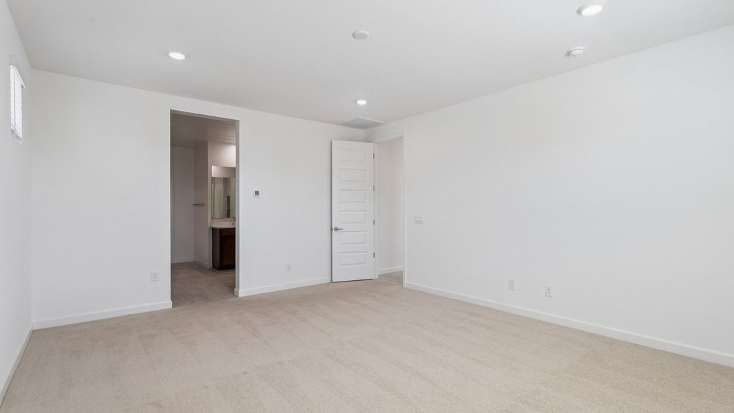 Spacious, unfurnished interior of a new home in Aloravita, Peoria (Image 23).