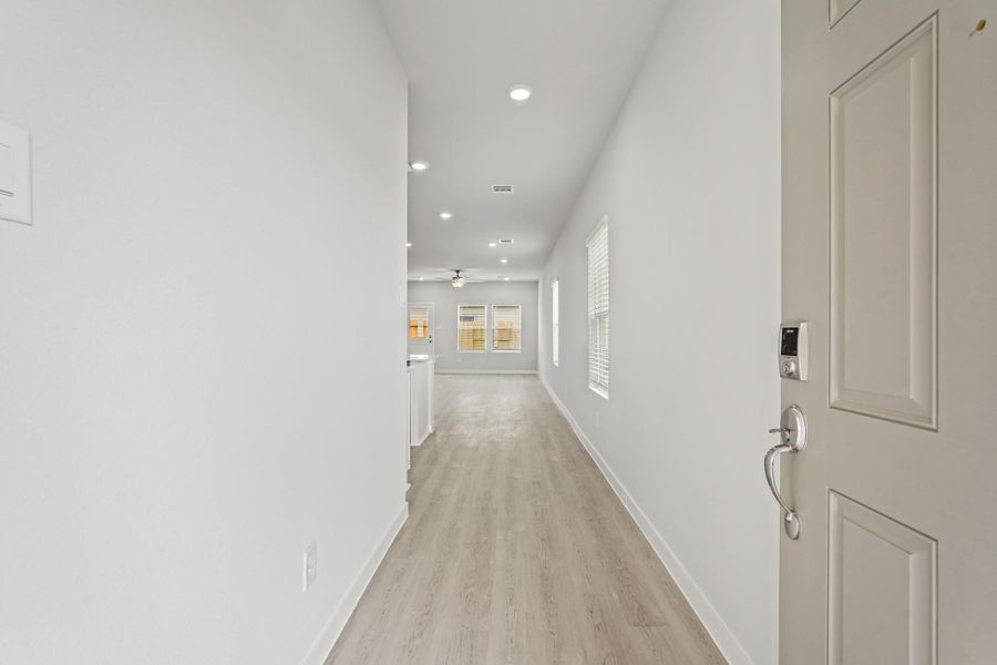 Spacious, unfurnished interior of a new home in Sanford Farms, Waller (Image 10).