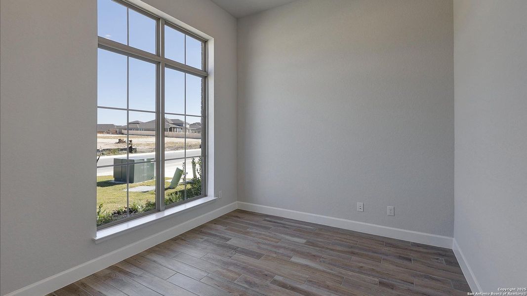 Spacious, unfurnished interior of a new home in Ladera 50', San Antonio (Image 32).