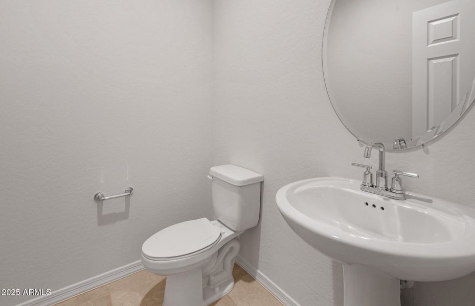 1/2 Bathroom 1/2 Bathroom