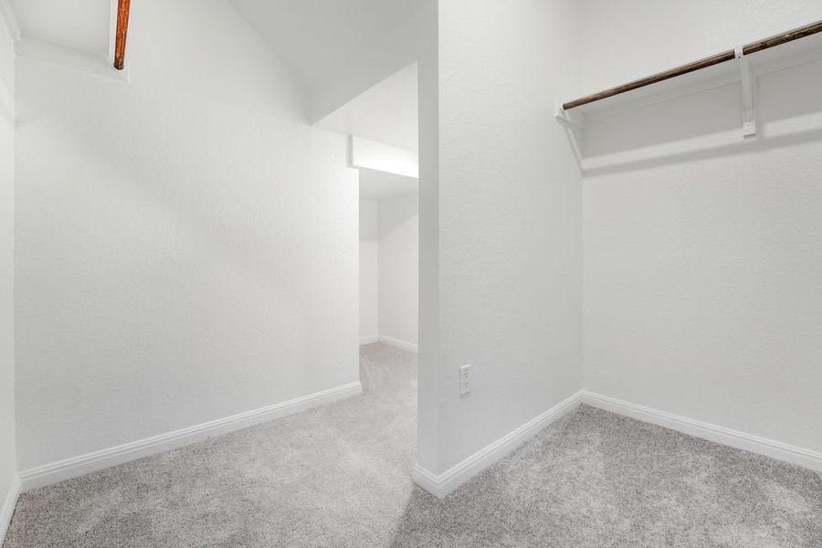 Spacious, unfurnished interior of a new home in Longview, Del Valle (Image 16).