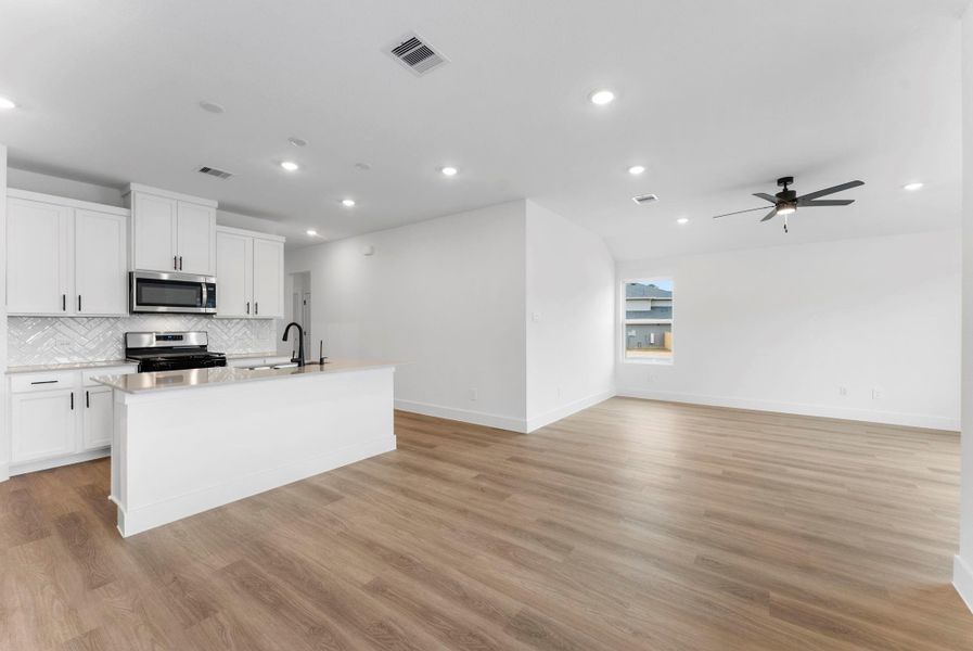 Spacious, unfurnished interior of a new home in Chapel Lakes, Montgomery (Image 22).