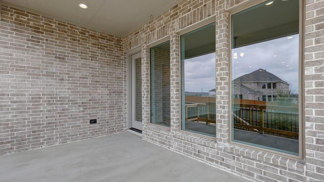 Exterior details and patio area of a home in Arcadia Ridge, San Antonio (Image 3).