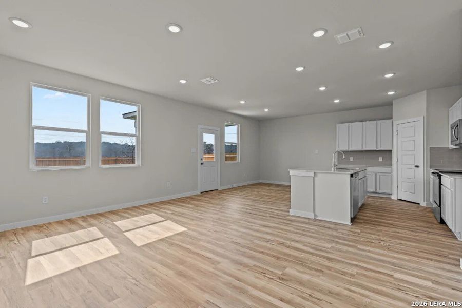 Spacious, unfurnished interior of a new home in Spring Creek, San Antonio (Image 21). Spacious, unfurnished interior of a new home in Spring Creek, San Antonio (Image 21).