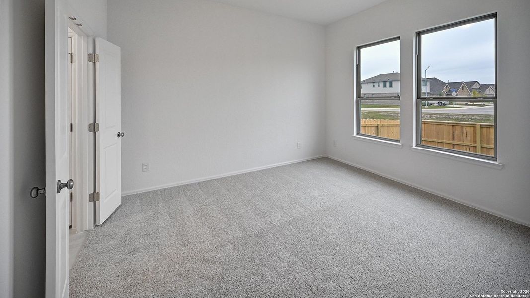 Spacious, unfurnished interior of a new home in Ladera 40', San Antonio (Image 24).