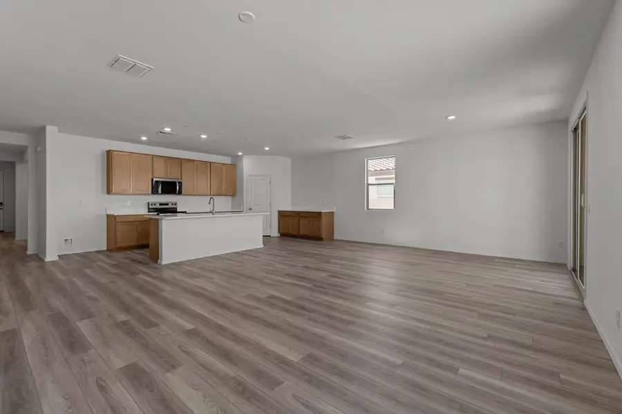 Spacious, unfurnished interior of a new home in Mystic Vista Enclaves, Buckeye (Image 7).